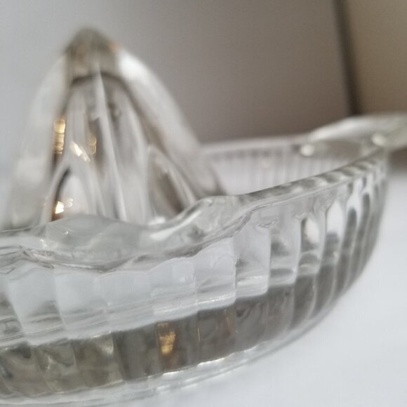 Vintage Clear Ribbed Glass Juicer Reamer 6" x 5.5" Citrus L9 - Picture 10 of 11